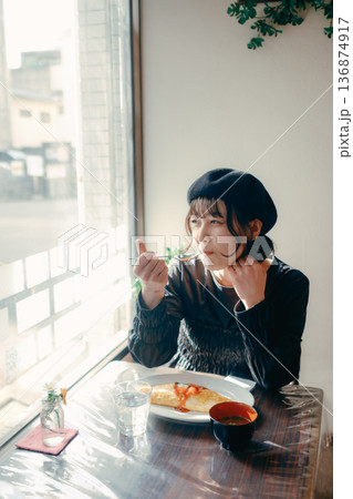 オムライスを食べる30代日本人女性 ランチシーン 136874917