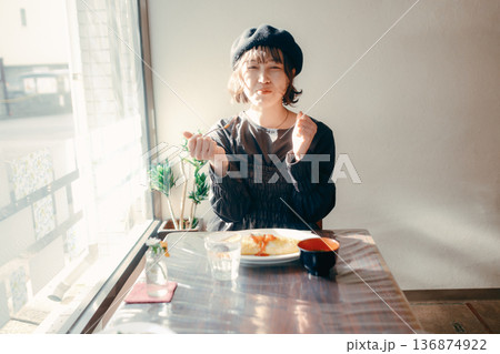オムライスを食べる30代日本人女性 ランチシーン オムライスを食べる30代日本人女性 ランチシーン 136874922