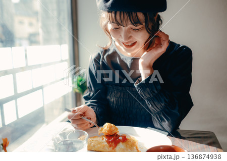 オムライスを食べる30代日本人女性 ランチシーン オムライスを食べる30代日本人女性 ランチシーン 136874938