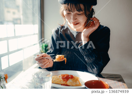 オムライスを食べる30代日本人女性 ランチシーン 136874939