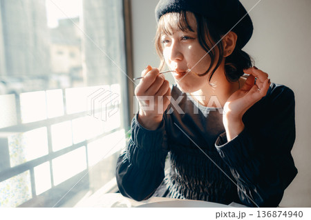 オムライスを食べる30代日本人女性 ランチシーン オムライスを食べる30代日本人女性 ランチシーン 136874940