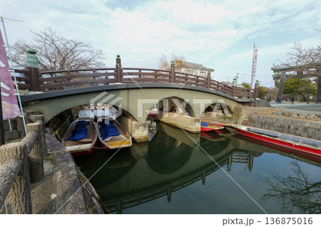 柳川の川に浮かぶ船 136875016