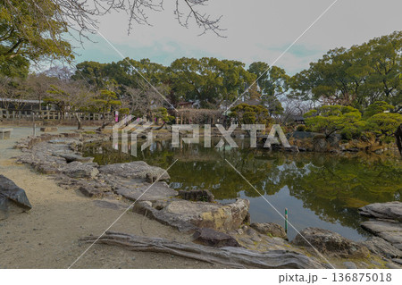 神社の中の庭園 136875018