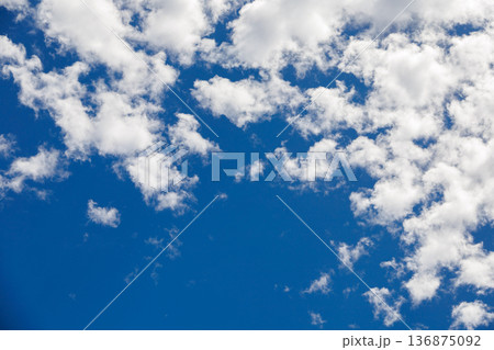 青空に浮かぶ雲 136875092