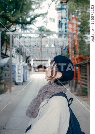神社を参拝する女性 136875102