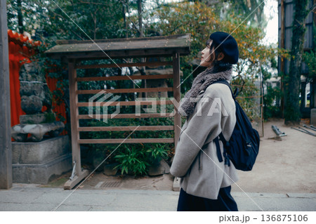 神社を参拝する女性 136875106