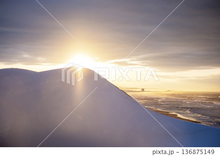 鳥取砂丘  夕陽に染まる雪景色 136875149