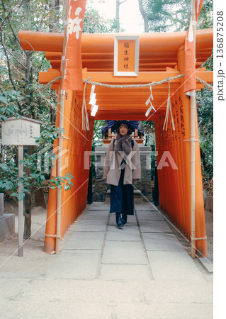 鳥居の参道を歩く30代日本人女性 鳥居の参道を歩く30代日本人女性 136875208