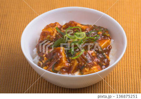 ピリ辛のマーボー丼 ピリ辛のマーボー丼 136875251