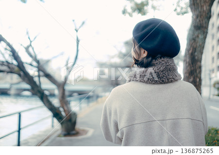 川沿いで景色を眺める30代日本人女性 川沿いで景色を眺める30代日本人女性 136875265