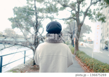 川沿いで景色を眺める30代日本人女性 136875269
