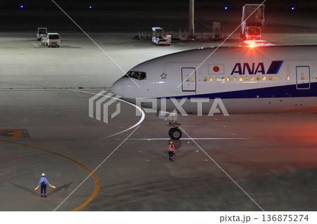 夜の羽田空港 夜間飛行に向かう旅客機 国際線の出発 夜の羽田空港 夜間飛行に向かう旅客機 国際線の出発 136875274
