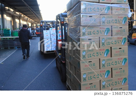 年末の大田市場　フォークリフトで運ばれる山積みの野菜の段ボール 136875276
