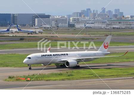 離陸に向けてタキシングする旅客機 離陸に向けてタキシングする旅客機 136875285