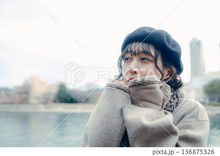 冬の川沿いで空を見上げる30代日本人女性 冬の川沿いで空を見上げる30代日本人女性 136875326