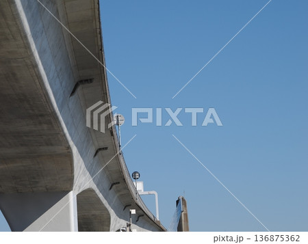 高架道路と青空 高架道路と青空 136875362