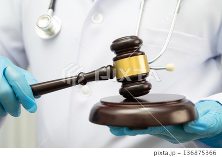 Doctor holding judge gavel, forensic medicine, medical law and crime justice. 136875366