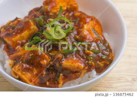 ピリ辛のマーボー丼 136875462