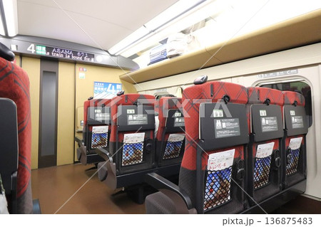 新幹線の車内 136875483