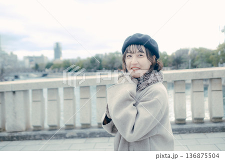冬の都会を歩く笑顔の30代日本人女性 136875504