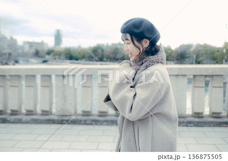 冬の都会を歩く笑顔の30代日本人女性 冬の都会を歩く笑顔の30代日本人女性 136875505