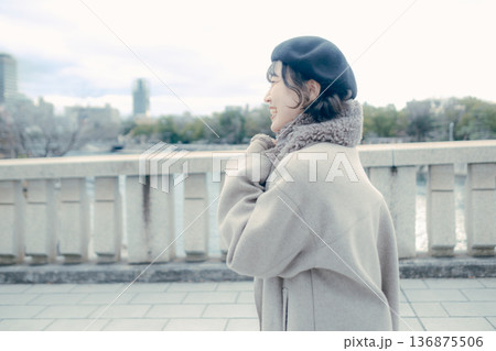 冬の都会を歩く笑顔の30代日本人女性 冬の都会を歩く笑顔の30代日本人女性 136875506