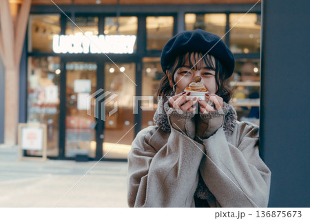 冬の街でスイーツを楽しむ30代日本人女性 136875673