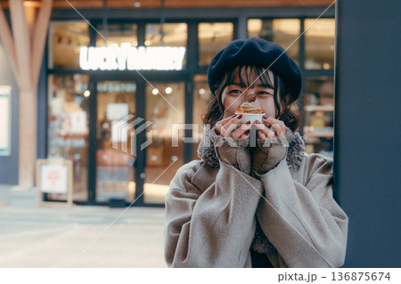 冬の街でスイーツを楽しむ30代日本人女性 136875674