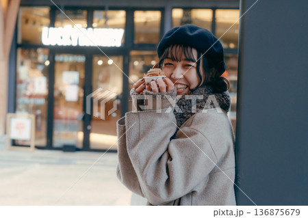 冬の街でスイーツを楽しむ30代日本人女性 136875679