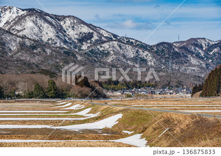 浅春のマキノ町の田園風景　滋賀県高島市 136875833