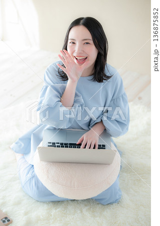パソコンで申し込みを呼びかける、応援などの笑顔の女性・オンラインサービス利用イメージ 俯瞰 パソコンで申し込みを呼びかける、応援などの笑顔の女性・オンラインサービス利用イメージ 俯瞰 136875852