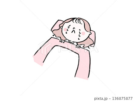 布団を被ってベッドで一人で泣いている女性（悲しみ・孤独・メンタルヘルス） 136875877