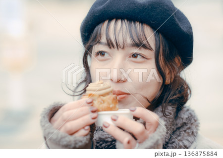 冬の街でスイーツを楽しむ30代日本人女性 冬の街でスイーツを楽しむ30代日本人女性 136875884