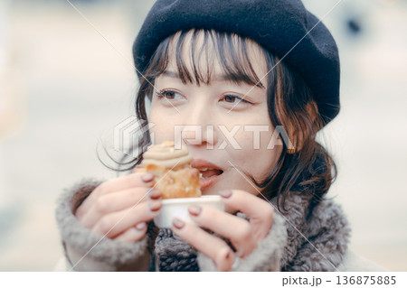 冬の街でスイーツを楽しむ30代日本人女性 136875885