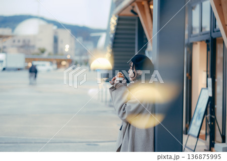 冬の街でスイーツを楽しむ30代日本人女性 冬の街でスイーツを楽しむ30代日本人女性 136875995