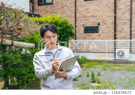 庭木を点検する男性作業員 庭木を点検する男性作業員 136876672