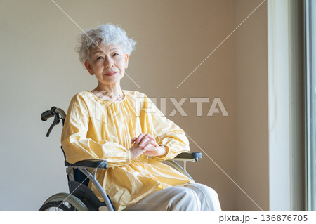 車椅子に乗ってリラックスするシニア女性 136876705