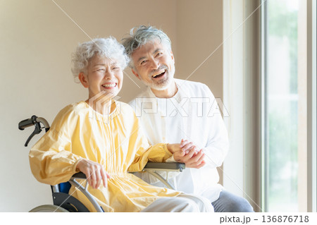 車椅子のシニア女性を介護するシニア男性 136876718