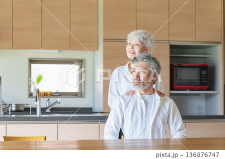 部屋でくつろぐシニアカップル 部屋でくつろぐシニアカップル 136876747