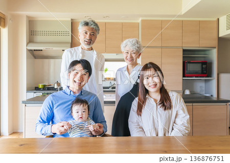 笑顔で赤ちゃんを囲む三世代家族 笑顔で赤ちゃんを囲む三世代家族 136876751