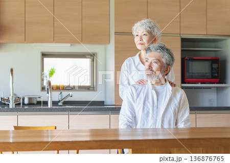 部屋でくつろぐシニアカップル 部屋でくつろぐシニアカップル 136876765