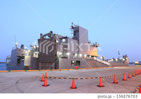 係留中の輸送艦 136876783