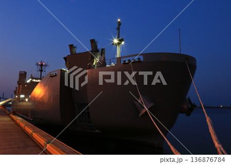 係留中の輸送艦 136876784