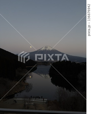 スノームーンと富士山 スノームーンと富士山 136876942