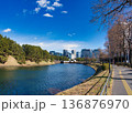 皇居のお堀から見たビル群 136876970
