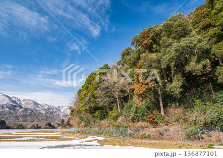 奥琵琶湖の里山風景　滋賀県高島市マキノ町 136877101