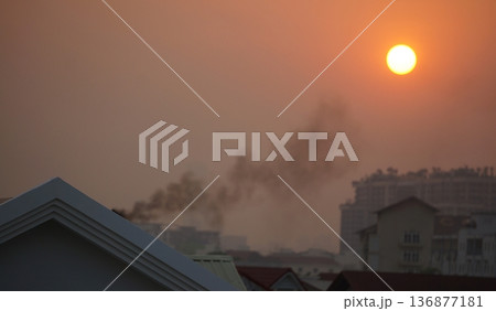朝靄の住宅街に登る太陽 朝靄の住宅街に登る太陽 136877181