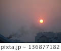 朝靄の住宅街に登る太陽 136877182
