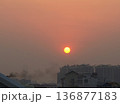 朝靄の住宅街に登る太陽 136877183
