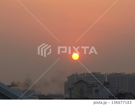 朝靄の住宅街に登る太陽 136877183